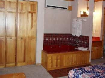 High Village Breezy Point Εξωτερικό φωτογραφία